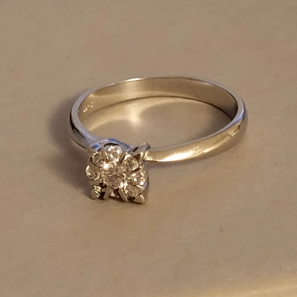 En fin ring i äkta silver, tyvärr är 2 stenar borta, men det märks knappt på, stk 10 typ. Accessoarer.