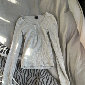 Grå tröja - Super skön och enkel tröja från Gina tricot, använd ett antal gånger men är som ny