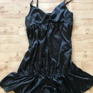 En jätte fin svart kort paljet klänning, köpt från Gina tricot<3