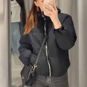 Säljer den fina puffer jackan från zalando(bershka) eftersom jag har en ny🥰 nästan som ny, nypris 600