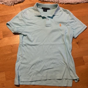 Polo Ralph laruen tröja  - Hej och välkomna till Upresell jag säljer nu denna polo pikén i färgen ljus blå. Tveka inte på att höra av er angående pikén 