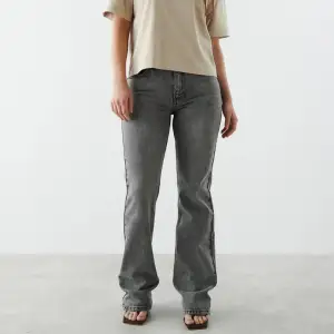 Jättefina ljusgråa jeans från Gina i modellen ”full length flare jeans” på hemsidan. Köpte för ca 1 år sedan och är sparsamt använda. Kom privat för egna bilder🫶🏻