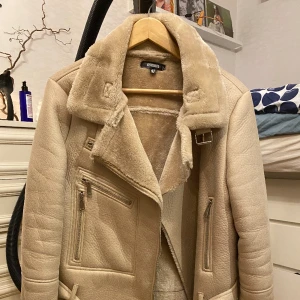 Ny Aviator pilot jacka - Snygg pilotjacka i ljusbeige creme Nyskick Har fler bilder, värdelös bilduppladdning på plick.