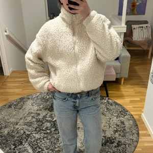 Mysig fluffig zip up - Väldigt fin teddy zip up från HM. Kan justeras i midjan. Mycket bra skick. Storlek M. Sitter lite oversized