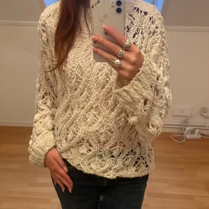 Stickad tröja - Säljer denna superfina stickade tröja som är perfekt till svala sommarkvällar! Superfin och bra skick, men säljer pga att jag har en liknande!