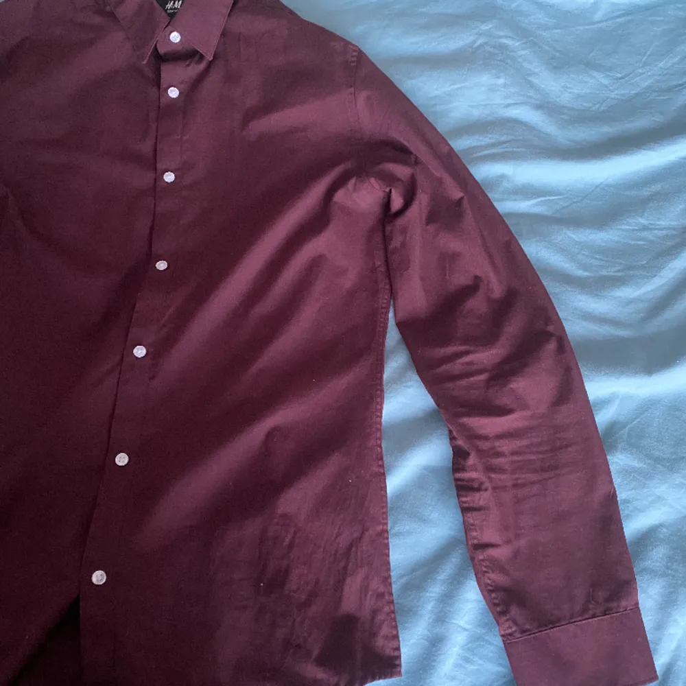 Fin vinröd skjorta i stl S från H&M. Inga fläckar och fint skick. Säljer för 80kr. . Skjortor.