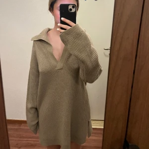 Klänning  - Jag säljer denna fina stickade klänningen eftersom den är lite för stor på mig tyvärr :/ har använt den 1 gång ordinarie pris: 349 kr