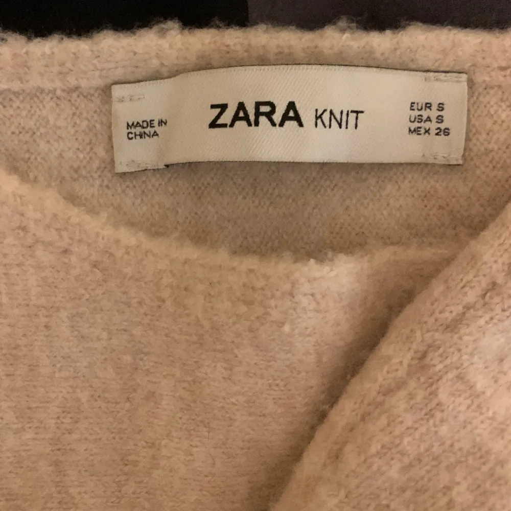 Söt stickad tröja från Zara! Lite större i storleken skulle jag säga, men väldigt fin passform! . Tröjor & Koftor.