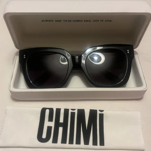 CHIMI solglasögon - Ett par chimi solglasögon i modellen 08, super fina men använder de icke. Finns orginalfodralet kvar. Sparsamt använda.  Originalpriset runt 1200kr