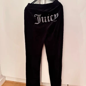 Juicy couture byxor - Säljer juicy mjukisbyxor pga fel storlek. Knappt använda. Strl S🥰🖤