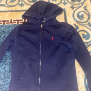 Ralph lauren tröja - Blå Ralph Lauren tröja till barn mellan 14-16 år användes ett par gånger säljer för bra pris.