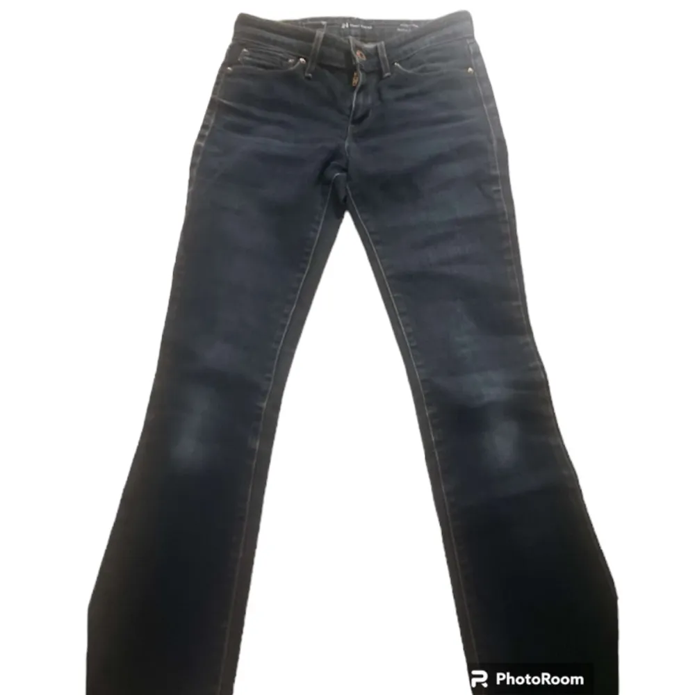 Jätte fina Levis jeans som är low waisted och bootcut jätte bra skick priset kan diskuteras och skriv vid frågor och fler bilder finns . Jeans & Byxor.