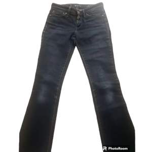 Jätte fina Levis jeans som är low waisted och bootcut jätte bra skick priset kan diskuteras och skriv vid frågor och fler bilder finns 