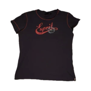 T-shirt  - Blå esprit t-shirt med rött tryck och sömmar. 