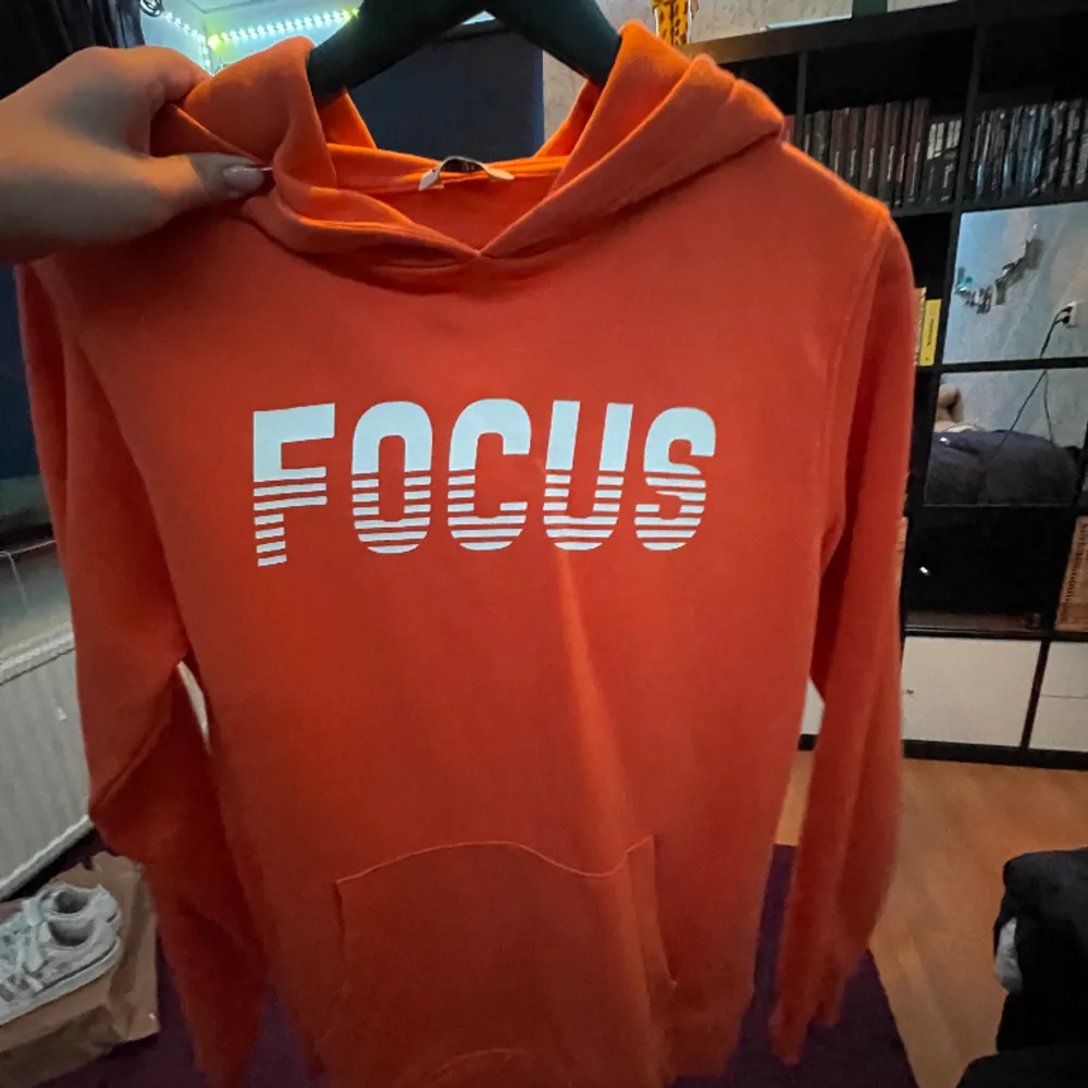 Orange hoodie med luva och tryck, använd fåtal gånger🧡   Tvätt: 40 grader Material: 85% bomull 15% polyester . Hoodies.