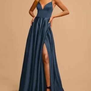 Balklänning!!! - En jätte fin omhändetagen balklänning som endast är testad och använd under en kväll😍 den är sjukt bekväm och är en helt otrolig färg. Den har snörning i ryggen (se på bild 3) och har inlägg då ingen bh behövs. Köptes ny för 1400. Skriv för mått🥰