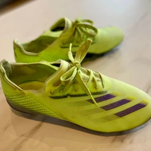 Adidas Fluroskin - Använt skick. Storlek 38. Adidas fluroskin. Nypris 1500 kr. Säljes för 200 kr. 