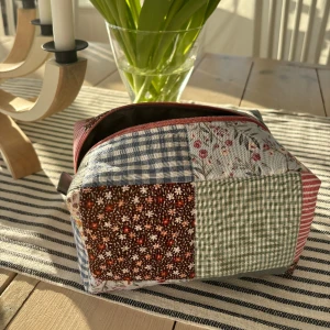 Necessär  - 🌸 handsydd necessär 🌸 Mått: ca 12x20x12  🌸 Köpare står för frakt