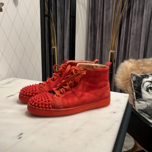 Christian Louboutin  - Hej säljer nu mina riktigt snygga loubs, skorna är såklart äkta de är köpta på garmamarket för ungefär 6 månader sen. Skick på skorna är 7/10😀 bara slänga iväg ett dm vid frågor och funderingar