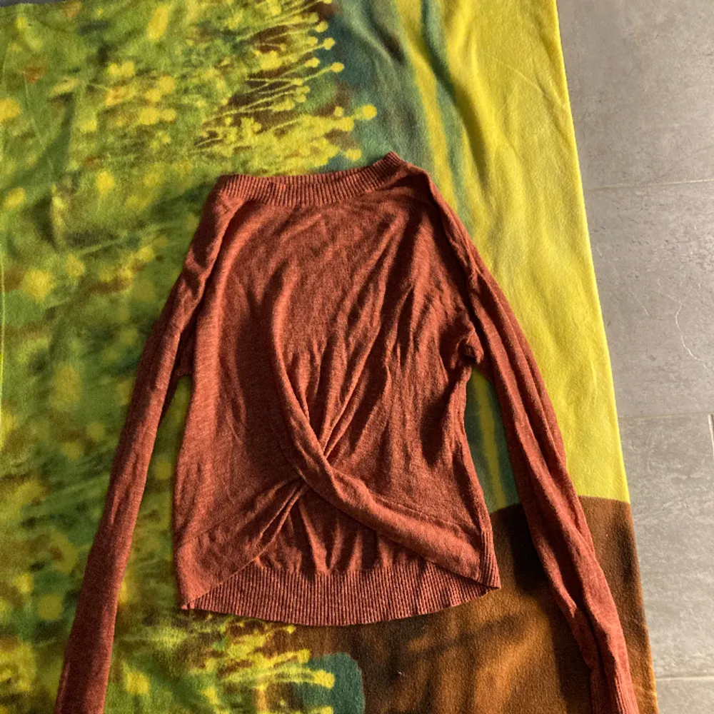 Röd orange tröja,fint skick knappt använd, tröjan går ner till ryggen på baksidan❣️. Tröjor & Koftor.