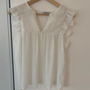 Vit topp - Jättesöt vit topp från only🌟 säljer för att den är för liten💘