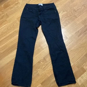 LTB Jeans - Säljer ett par ltb jeans som ej kommer till använing och är lite för stor. Köptes på zalando för 400 kr. Det är vlarie fit. Pris kan diskuteras💖