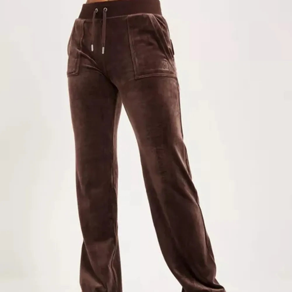 Så fina bruna juicy byxor köpta på Nelly💕säljer dem då de inte kommer till andvänding längre💕bra skick!köpare står för frakt!. Jeans & Byxor.