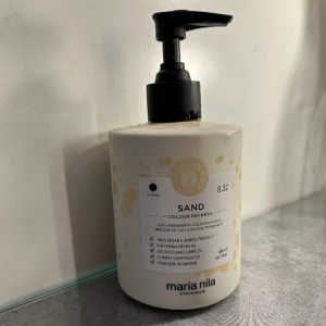 Maria Nila Colour Refresh Sand - Färgbalsam från Maria Nila i färgen sand.  Använd en gång då den inte passade min hårfärg. 