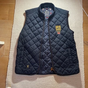 Morris Trenton Quilted Vest  - Säljer denna väst från Morris åt min brorsa som knappt är använd. Säljer + frakten. Hör av er vid fågor.