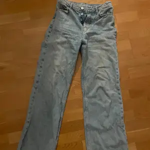 Raka jeans i färgen ljusblå som inte används längre.