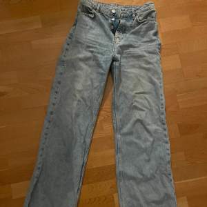 Raka jeans i färgen ljusblå som inte används längre.
