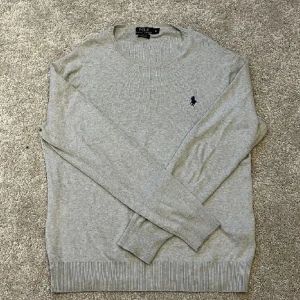   Polo Ralph lauren  - Jätte snygg polo ralph lauren tröja i toppskick! Pris 399 skick 9/10. Perfekt med en vit shorta eller t-shirt under! Köpt nyligen, säljes pga storleken. Pris går att diskutera! 