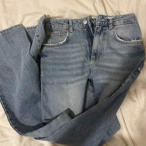 Oanvända jätte snygga jeans från bikbok som tyvärr blev i fel storlek. Missade att byta in dom innan det var försent tyvärr så provar att sälja dom här, inköpa för 599:- 🌸 Jag skulle säga att dom är i stolek S men inte så jätte stretchiga!