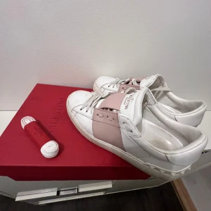 Valentino skor  - Använda men i bra skick💗 storlek 35 men passar mig med 36, då de är stora i storleken🤗