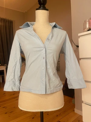 Figursydd skjorta - Superfin figursydd skjorta !  Sytt in själv så liten i midjan, men går att sprätta upp ifall den är för liten. Trekvartsärm