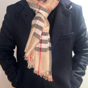Burberry halsduk - Upplev komforten och elegansen i varje skick. En halsduk som utstrålar sofistikerad charm och värme. Sätt tonen med Burberry nu för endast 599.
