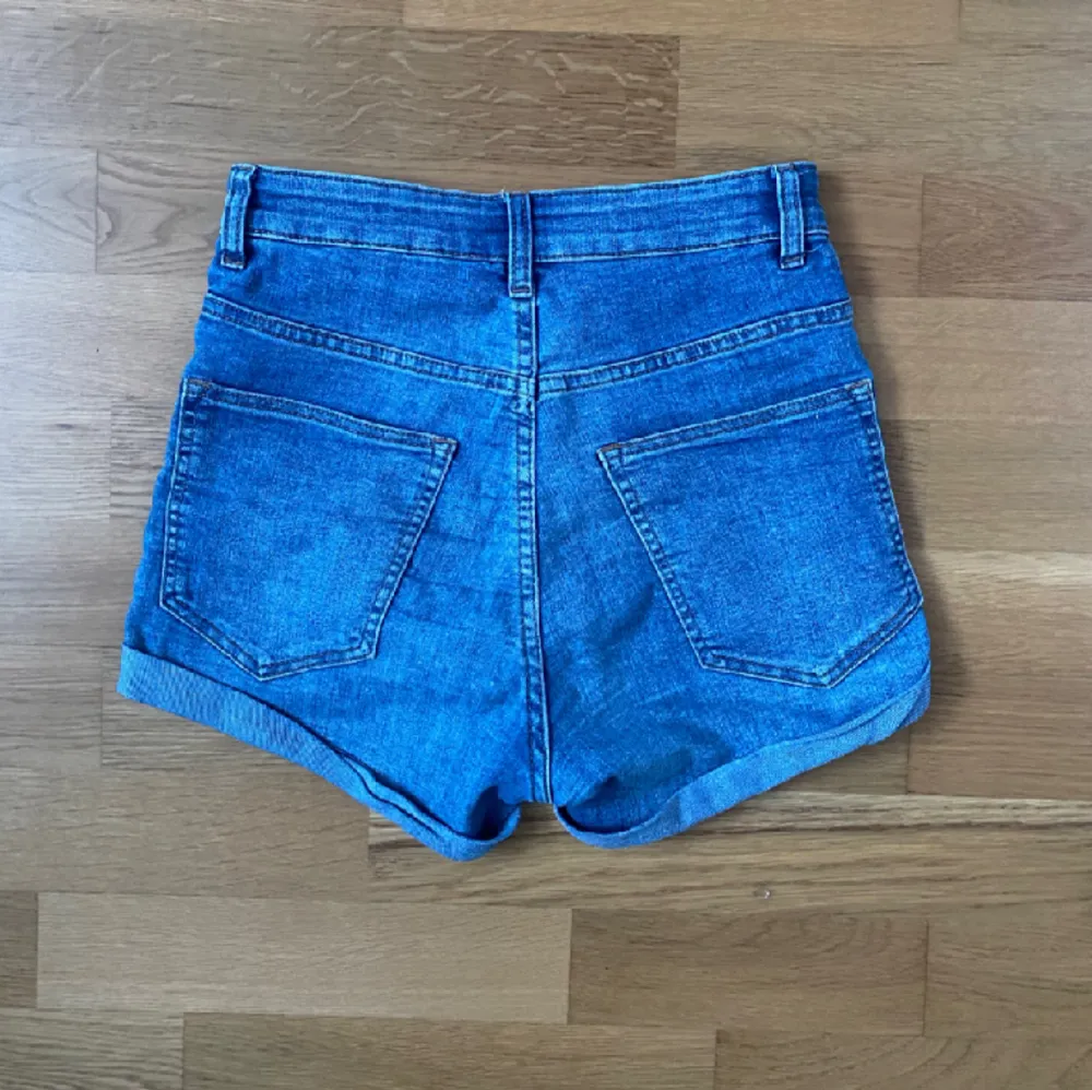 blå jeansshorts från hm💘. Shorts.