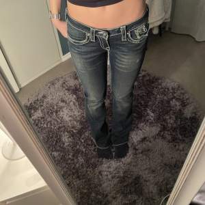 Snygga True religion jeans i jättebra skick, 10/10!! Jag har storlek 34-36 och dem passar mig perfekt. Skriv för fler frågor💕💕(pris kan diskuteras)