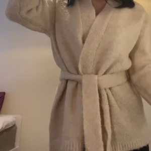 Kofta - En jätte fin kofta😍 köpt från hm för ungefär ett år sen bara använd ett fåtal gånger💕 har inte så jätte bra bilder då ja inte tycker den sitter så bra på mig💕 väldigt tjock i materialet kan ta flera bilder😍 pris kan diskuteras❤️