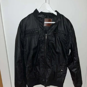 Hugo Boss Vårjacka - En perfekt oanvänd Hugo Boss jag inför våren, funkar perfekt med blåa jeans och ljusa byxor. Perfekt skick och inga skador eller något på jacka. Priset är inte hugget i sten och kan sänkas vid snabb affär.