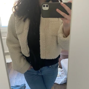 Beige teddyjacka - Så himla fin teddyjacka från samarbetet ”Romy X Nakd”. Knappt använd, då jag tycker den sitter lite kort på mig. Lite tunnare material, så passar perfekt nu till våren! 💞🙌