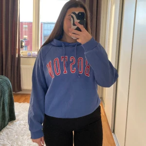 Hoodie - Blå hoodie från Gina Tricot som inte kommer till användning längre. Passar en S eller M.