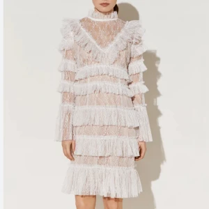 By Malina klänning - Säljer denna underbara klänning ifrån By Malina. Köpte den till studenten men valde att ha en annan istället 🫶🏼  Nypris: 2800kr