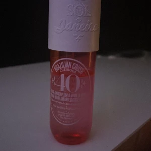 Sol de Janeiro mist/parfym - Jag har använt den ungefär 10 gånger❤️‍🩹, men jag fattar om ni inte vill ha den för den e använd men jag säljer den för om någon vill ha den för lite mindre pris❤️ det luktar jätte gott men jag använder inte den längre❤️‍🩹