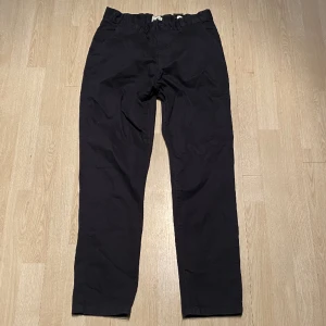 HM jeans - Säljer ett par snygga hm jeans i bra skick. De är knappast använda. Fraktas inom 48h📦📩 Kolla gärna in mina andra annonser🤩