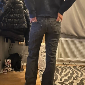 Svarta wekady jeans  - Säljer nu mina snygga low waist svarta jeans från weekday då jag inte får någon användning av dem.