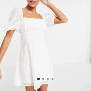 Studentklänning  - Säljer min studentklänning som är använd bara en gång och den är i toppskick. Den är i storlek 40. Köpt från Nelly med märket missguided och är slutsåld. Jag är 173 cm och den var inte för kort på mig.