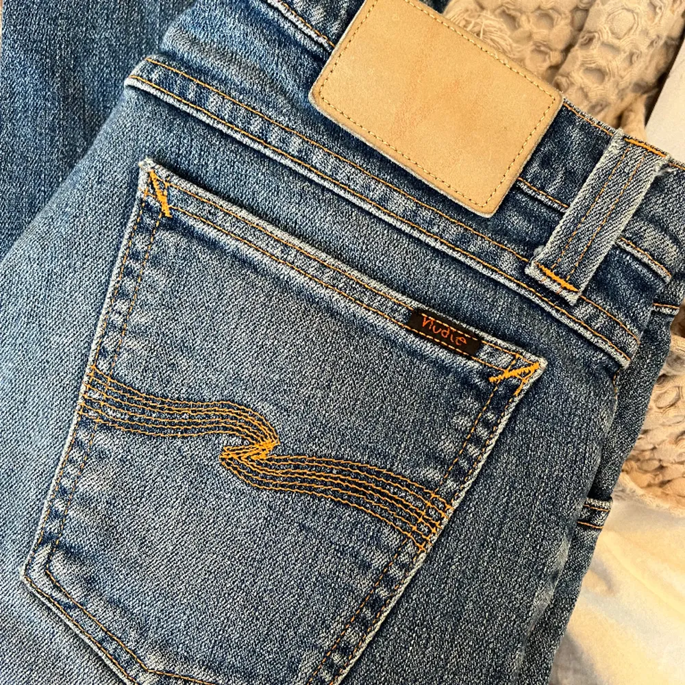 nudie jeans i storlek 29/32, passar mig som bär 36 och är 163. Jeans & Byxor.