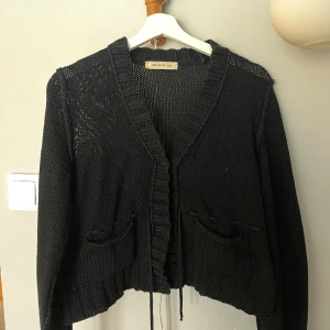 Kofta - En jättefin kofta från See  By Chloé. Storlek L men passar mig som normalt är storlek S.