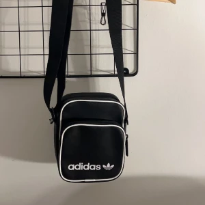 Adidas väska - Använd ett fåtal gånger och är fortfarande väldigt fin, inga defekter💗